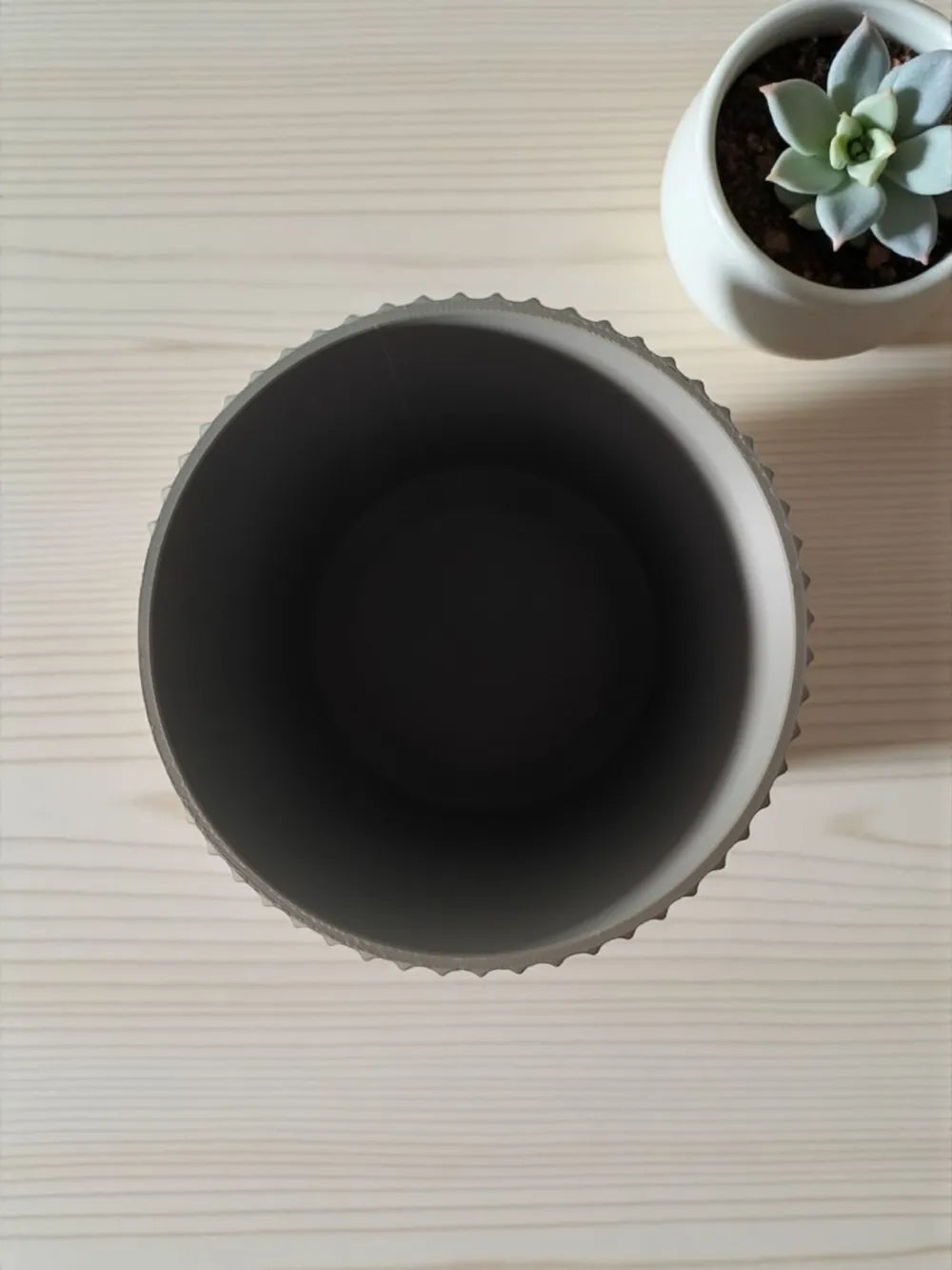 Modern ribbed kitchen utensil holder