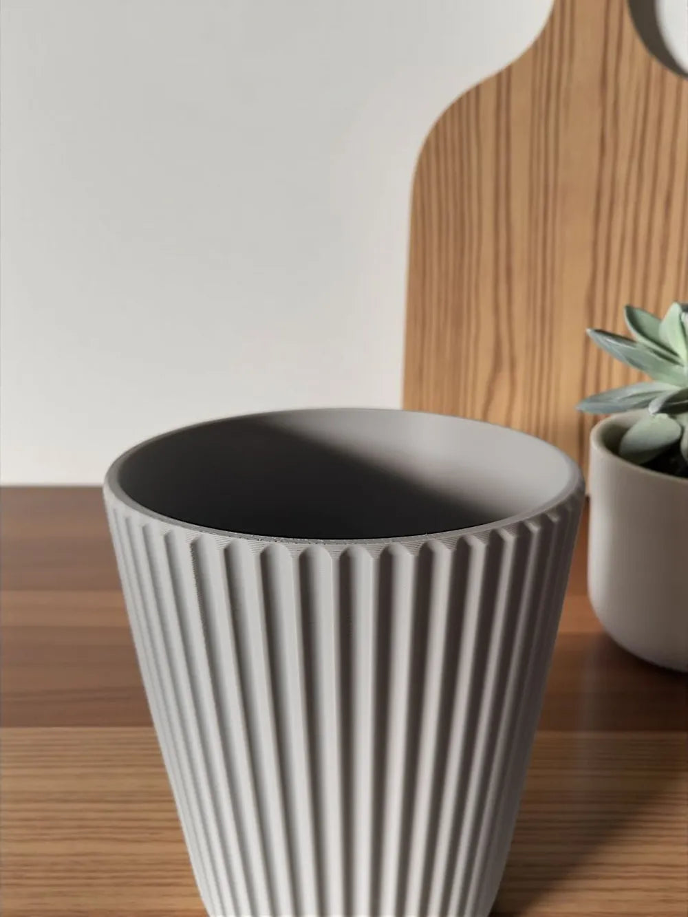 Modern ribbed kitchen utensil holder